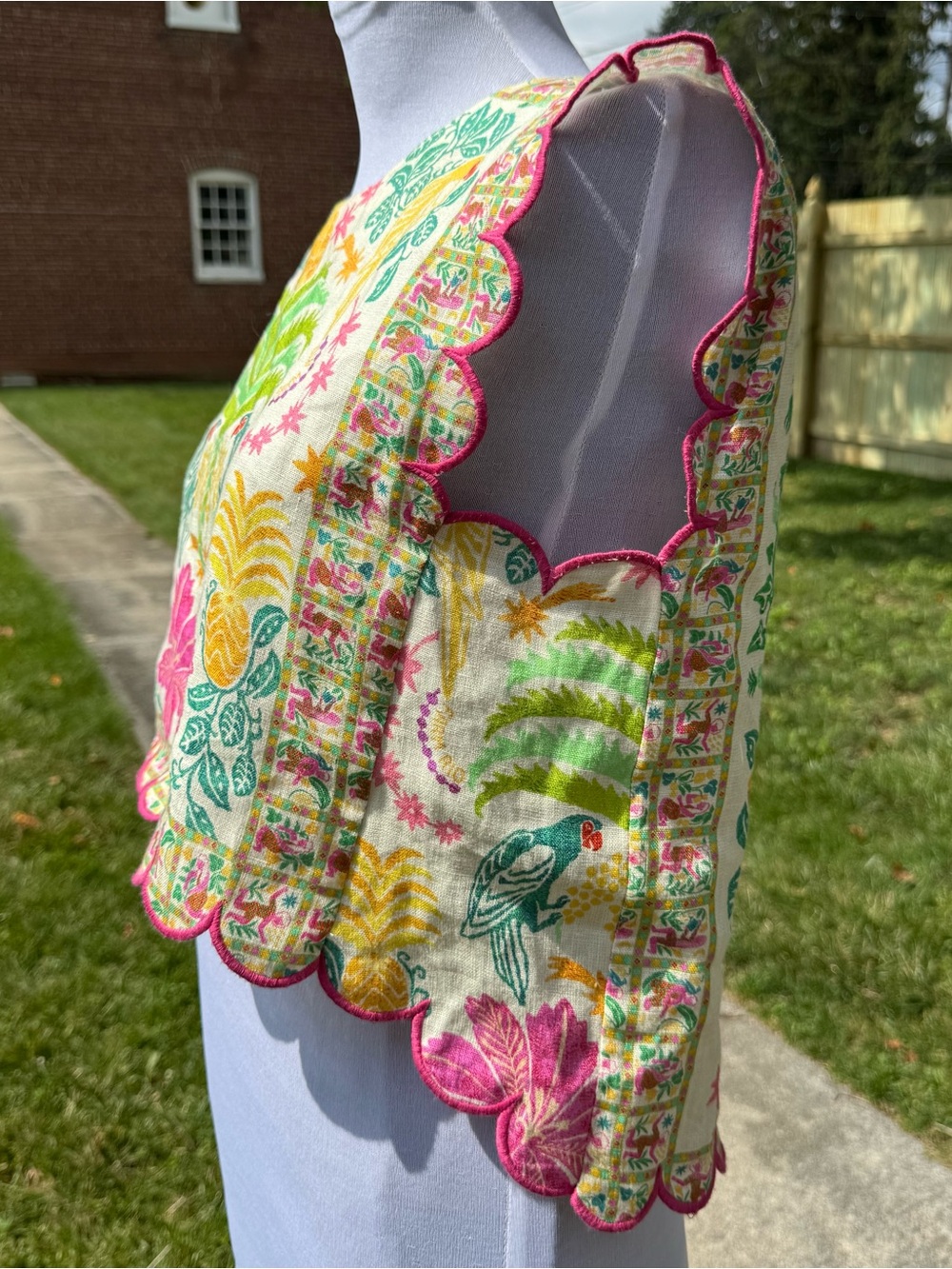 FARM Rio Tropical Sleeveless Blouse, Scalloped Embroidered trim, Open back Sz M - Picture 2 of 8
